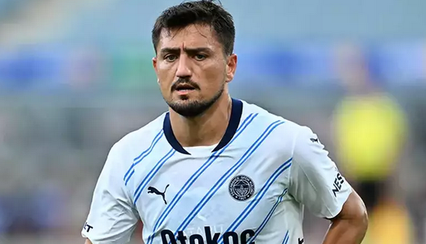 Elini kolunu sallaya sallaya gelmişti ama: Dalga konusu oldu: Şimdi de dört ayak üstüne düştü...