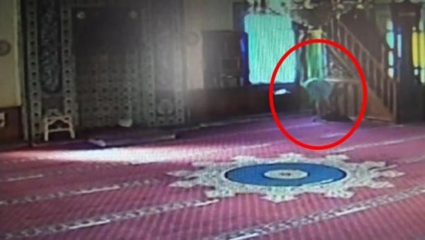 Foto - Elini kolunu sallaya sallaya yaptı... Camide hırsızlık böyle görüntülendi!