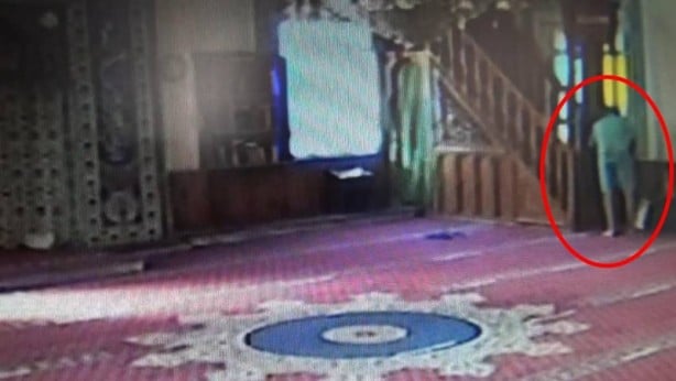 Foto - Elini kolunu sallaya sallaya yaptı... Camide hırsızlık böyle görüntülendi!