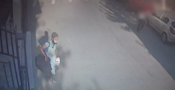 Foto - Elini kolunu sallaya sallaya yaptı... Camide hırsızlık böyle görüntülendi!