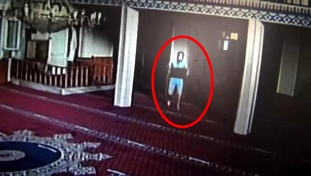Foto - Elini kolunu sallaya sallaya yaptı... Camide hırsızlık böyle görüntülendi!