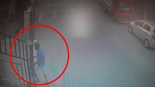 Elini kolunu sallaya sallaya yaptı... Camide hırsızlık böyle görüntülendi!