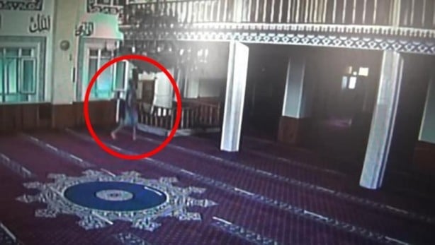 Foto - Elini kolunu sallaya sallaya yaptı... Camide hırsızlık böyle görüntülendi!