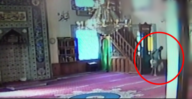 Foto - Elini kolunu sallaya sallaya yaptı... Camide hırsızlık böyle görüntülendi!
