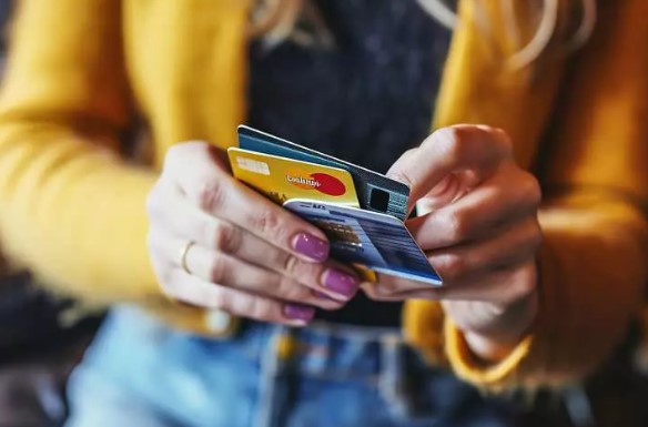 Foto - Elini veren kolunu kaptırır! Kredi kartında faiz tuzağı