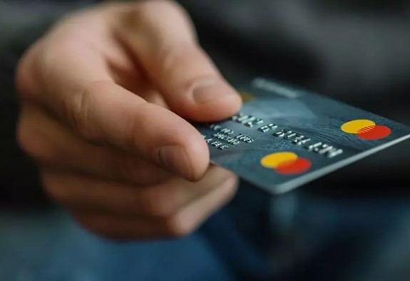 Foto - Elini veren kolunu kaptırır! Kredi kartında faiz tuzağı