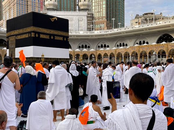 Foto - Ellerinden telefon düşmüyor! Diyanet'ten hacı adaylarına uyarı