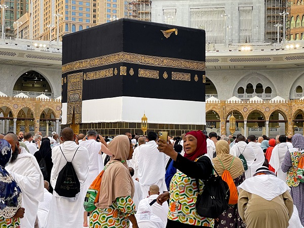 Foto - Ellerinden telefon düşmüyor! Diyanet'ten hacı adaylarına uyarı