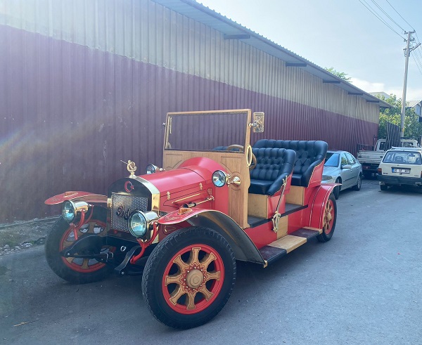 Foto - Elleriyle 4 ayda yaptı! Marangoz elleriyle 1925 model model elektrikli araç yaptı