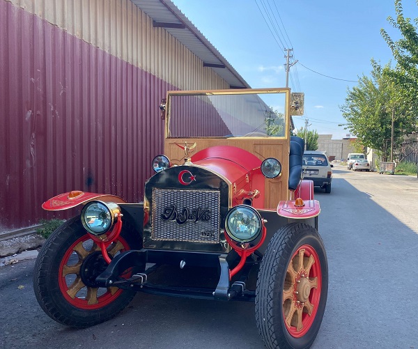 Foto - Elleriyle 4 ayda yaptı! Marangoz elleriyle 1925 model model elektrikli araç yaptı