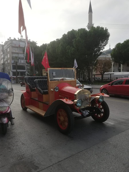 Foto - Elleriyle 4 ayda yaptı! Marangoz elleriyle 1925 model model elektrikli araç yaptı