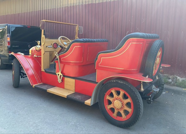 Foto - Elleriyle 4 ayda yaptı! Marangoz elleriyle 1925 model model elektrikli araç yaptı