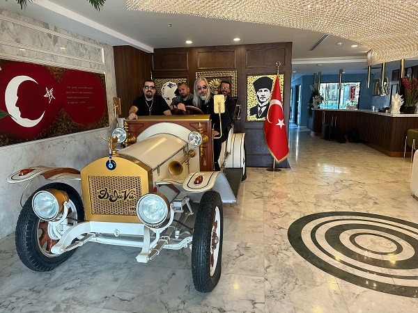 Foto - Elleriyle 4 ayda yaptı! Marangoz elleriyle 1925 model model elektrikli araç yaptı