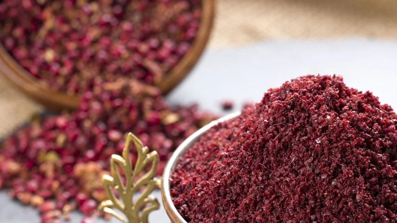 Elleriyle topluyor: Hasat başladı! Sumak, ağız yakan bir baharat değil bin derde deva...