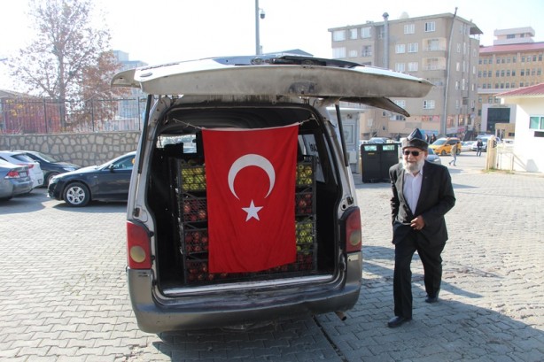 Foto - "Elmacı Dede" yetiştirdiği elmaları Şırnak'taki Mehmetçik için getirdi