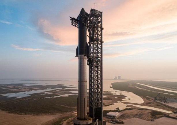 Elon Musk dev roketi sil baştan yaptı