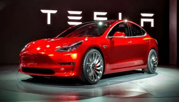 Elon Musk, Tesla ve Apple’ı kıyaslayan kullanıcısına cevap verdi