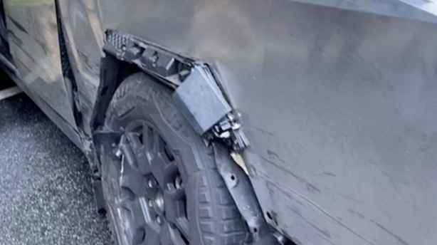 Foto - Elon Musk'ın Cybertruck'ı ilk kazasını yaptı! Kafa kafaya çarpıştılar!