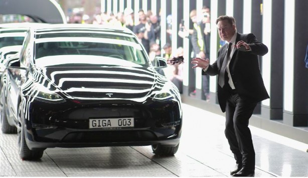 Elon Musk'ın gözünü hırs bürüdü! Çalışanlara fabrikada uyuyun çağrısı