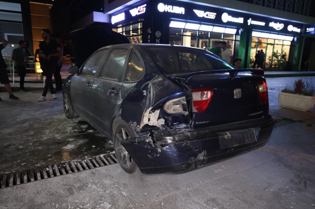 Foto - Emanet aldığı araçla önce kaza yaptı, ardından araçta yangın çıktı