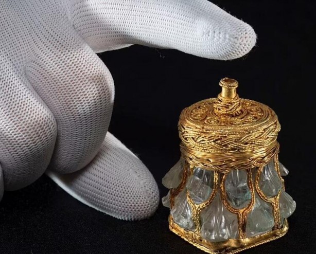 Foto - Emekli işadamı tarlada hazine buldu! Paha biçilemiyor