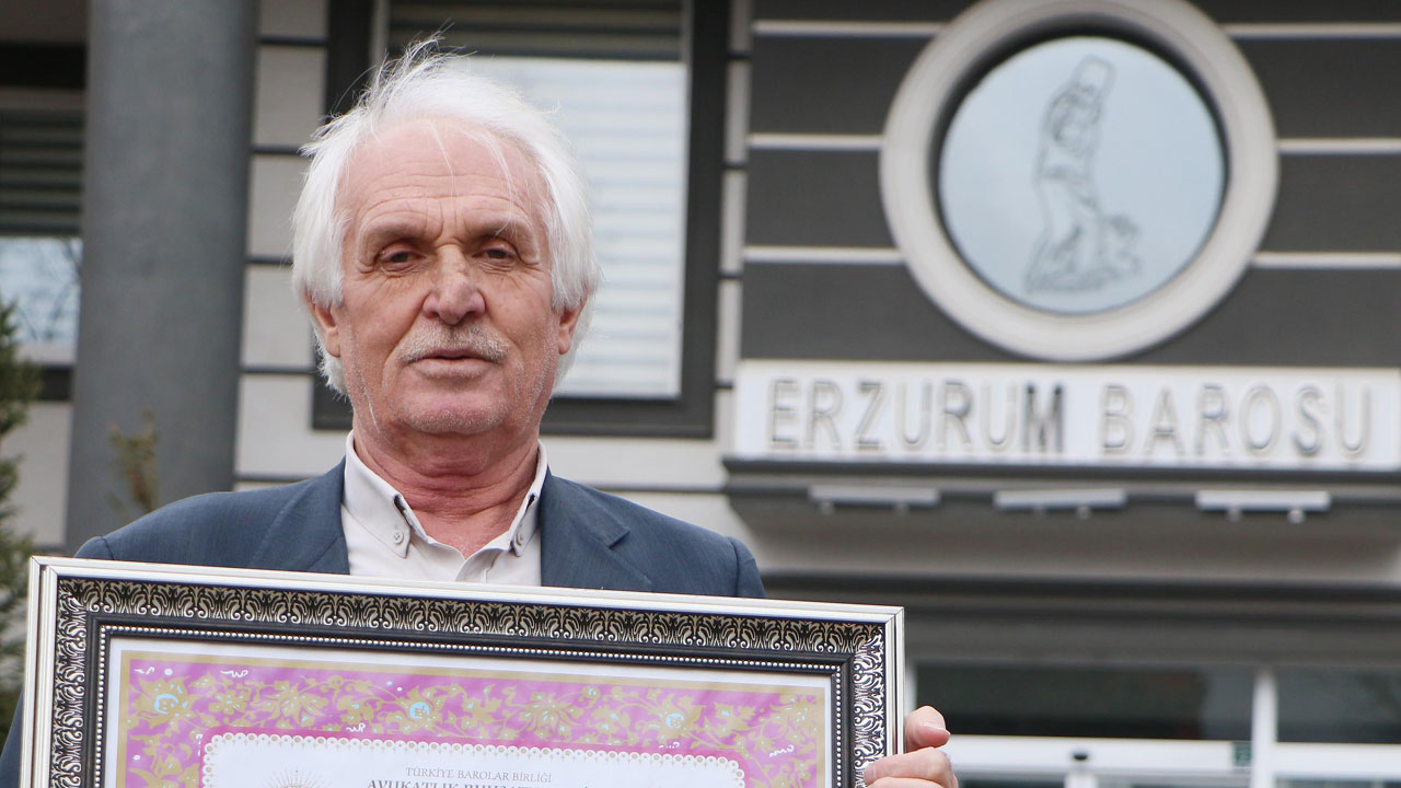 Foto - Emekli öğretmen çocukluk hayaline ulaştı! 64 yaşında avukat oldu