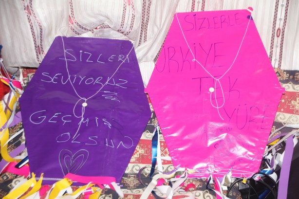 Foto - Emekli polis memurunun depremzede çocuklar için yaptığı yürekleri ısıttı