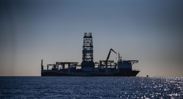 Emekli tümamiral beklenmedik gelişmeyi duyurdu: Türkiye oradaki sondaj gemilerini çekti