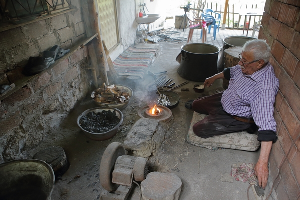 Foto - Emektar ustalar ilerleyen yaşlarına rağmen mesleklerini icra ediyor