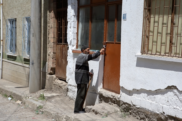 Emektar ustalar ilerleyen yaşlarına rağmen mesleklerini icra ediyor