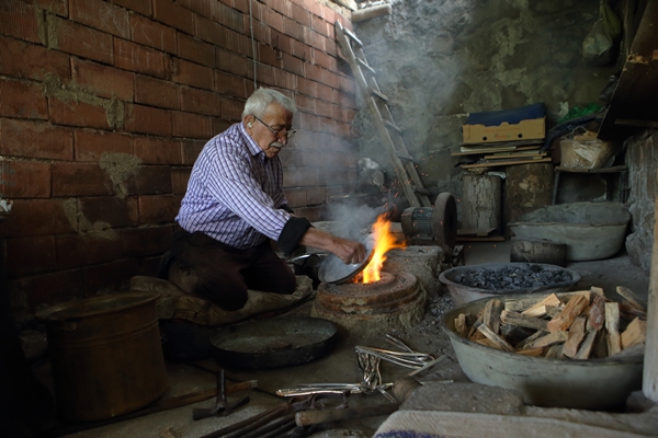 Foto - Emektar ustalar ilerleyen yaşlarına rağmen mesleklerini icra ediyor