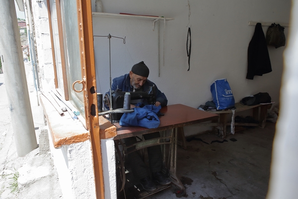 Foto - Emektar ustalar ilerleyen yaşlarına rağmen mesleklerini icra ediyor