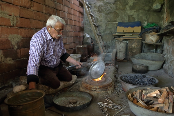 Foto - Emektar ustalar ilerleyen yaşlarına rağmen mesleklerini icra ediyor