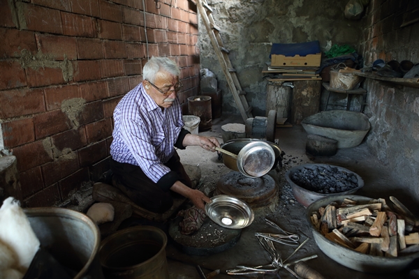 Foto - Emektar ustalar ilerleyen yaşlarına rağmen mesleklerini icra ediyor