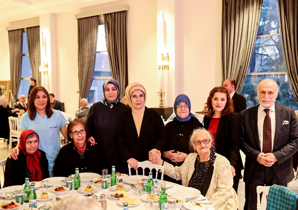 Foto - Emine Erdoğan Darülaceze sakinleriyle iftarda buluştu