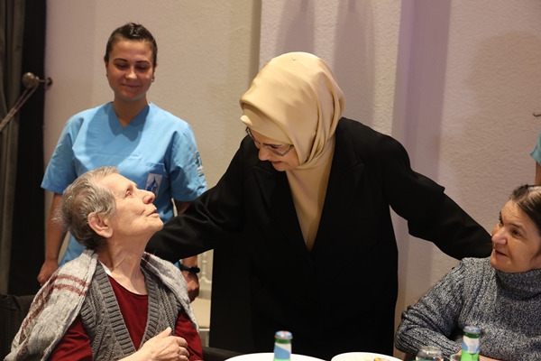 Foto - Emine Erdoğan Darülaceze sakinleriyle iftarda buluştu