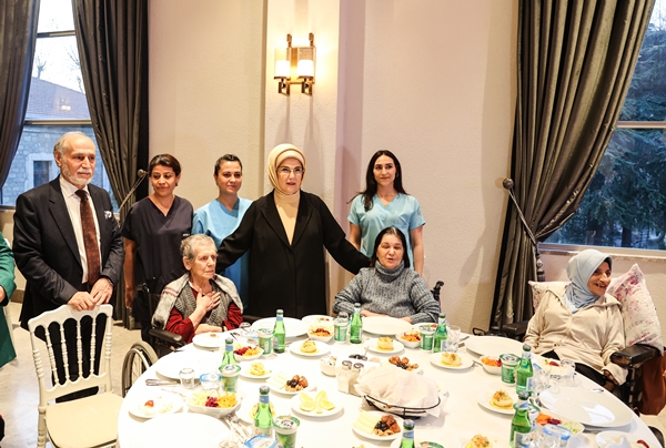 Foto - Emine Erdoğan Darülaceze sakinleriyle iftarda buluştu
