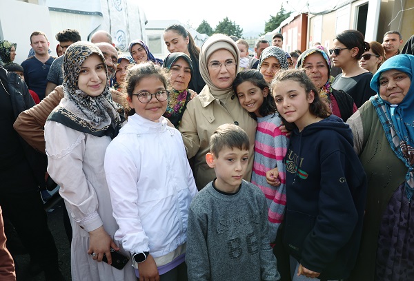 Foto - Emine Erdoğan depremzedelerle bir araya geldi