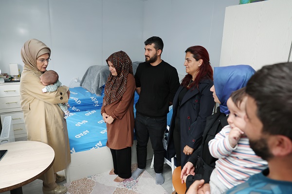 Foto - Emine Erdoğan depremzedelerle bir araya geldi