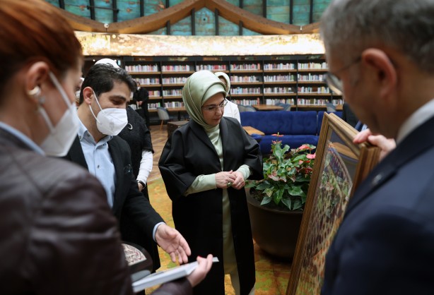Emine Erdoğan, "Kalbe Dokunan İlmek" sergisine ziyaret düzenledi