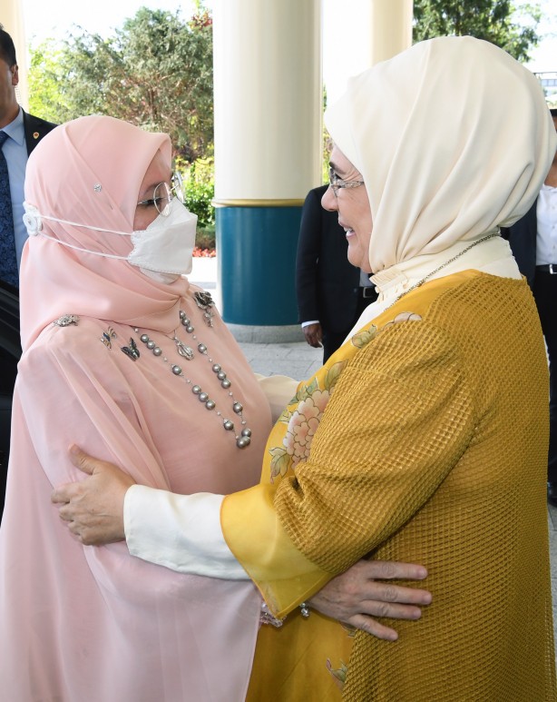 Emine Erdoğan, Malezya Kraliçesine Millet Kütüphanesi’ni gezdirdi