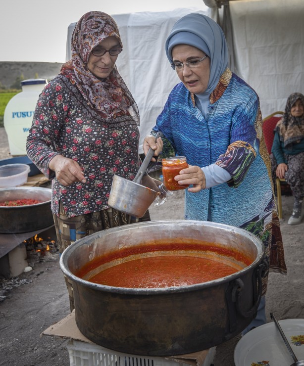 Foto - Emine Erdoğan, tarladan domates topladı, kışlık menemen yaptı