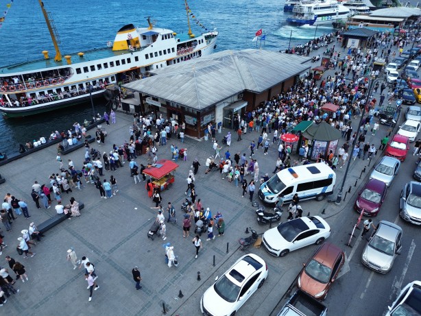 Foto - Eminönü'ndeki insan seli havadan görüntülendi!