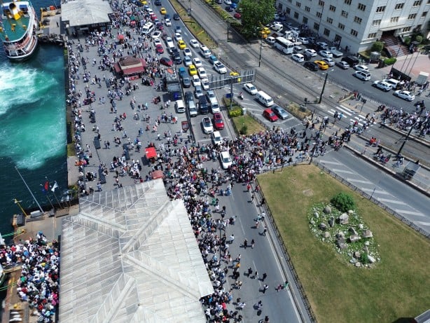 Foto - Eminönü'ndeki insan seli havadan görüntülendi!