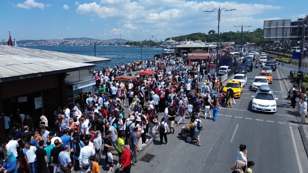 Eminönü'ndeki insan seli havadan görüntülendi!