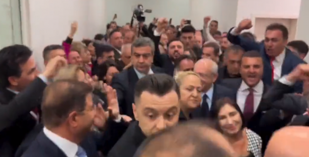 Foto - Emir Sarıgül geldi, ortalık karıştı! CHP'de o görüntüler sonrası Kılıçdaroğlu'na tepki yağdı