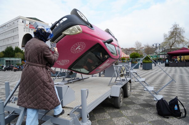 Emniyet kemerinin önemini tepetaklak olunca anladılar!