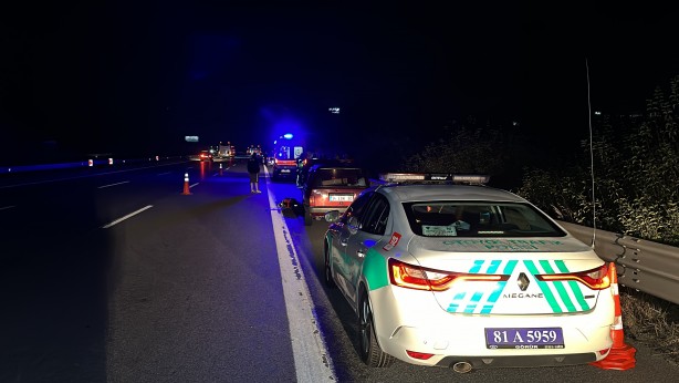 Foto - Emniyet şeridinde arıza yapan otomobile tır çarptı! 1 kişi öldü