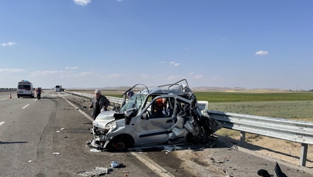 Emniyet şeridinde bekleyen düğün konvoyundaki araçlara tır çarptı, yaralılar var