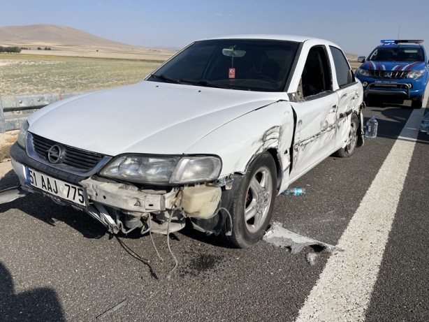 Foto - Emniyet şeridinde bekleyen düğün konvoyundaki araçlara tır çarptı, yaralılar var